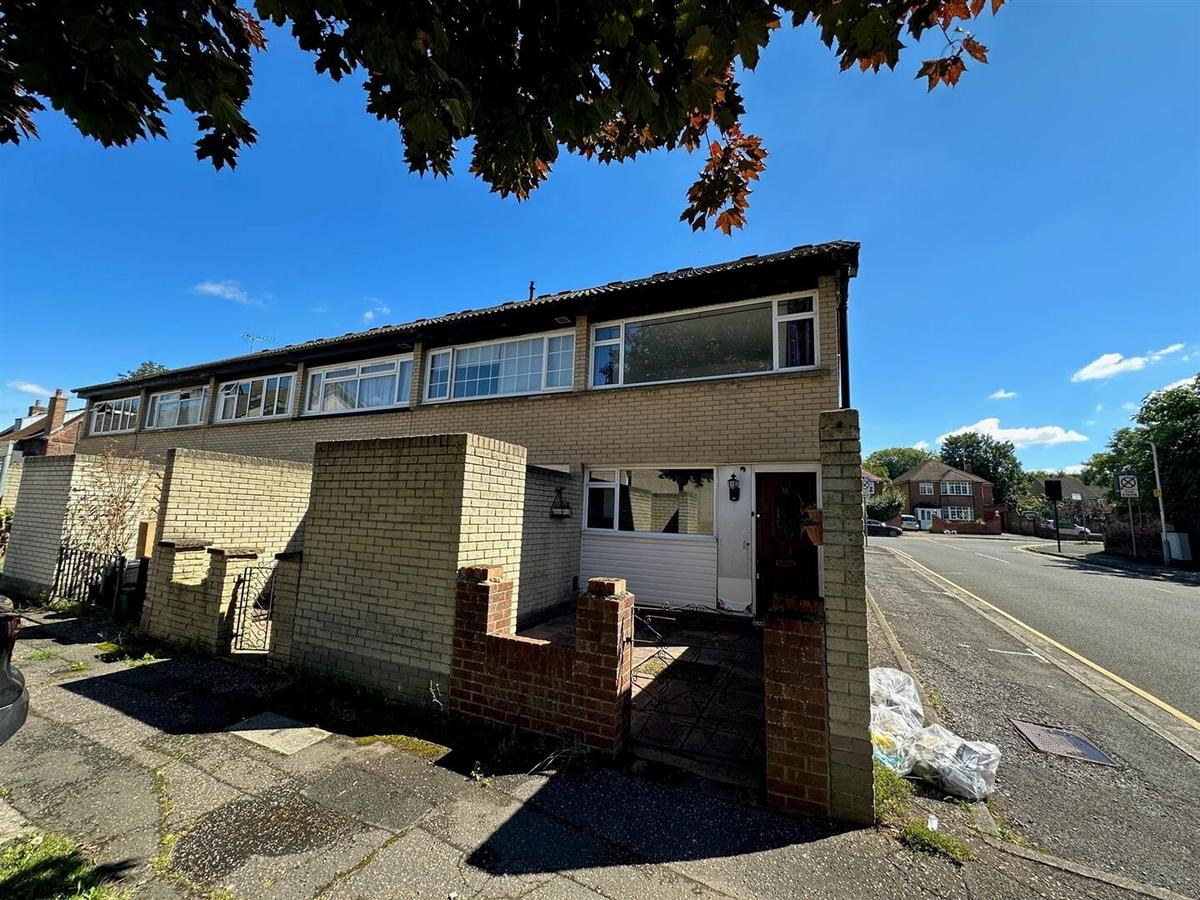 3 bedroom house for rent Barchester Close, London, UB8 2JZ UniHomes