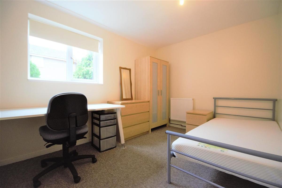 5 bedroom house for rent Chapel House Close, Surrey, GU2 8EE UniHomes