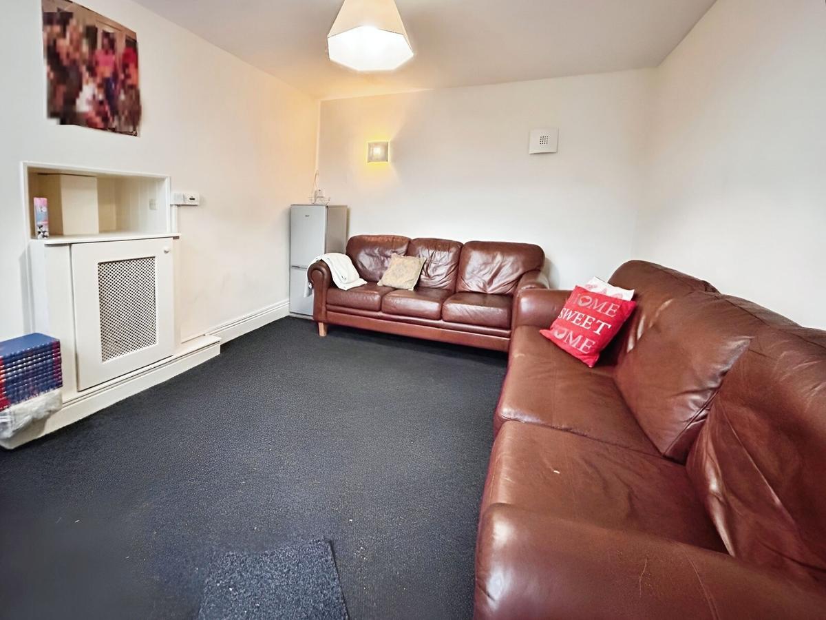 6-bedroom-house-for-rent-ladybarn-lane-manchester-m14-6rg-unihomes