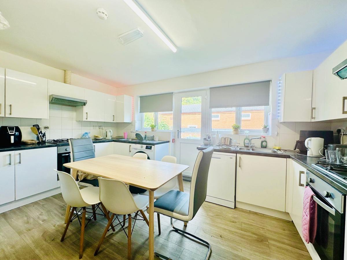 8 bedroom house on Harlaxton Drive, Lenton, Nottingham