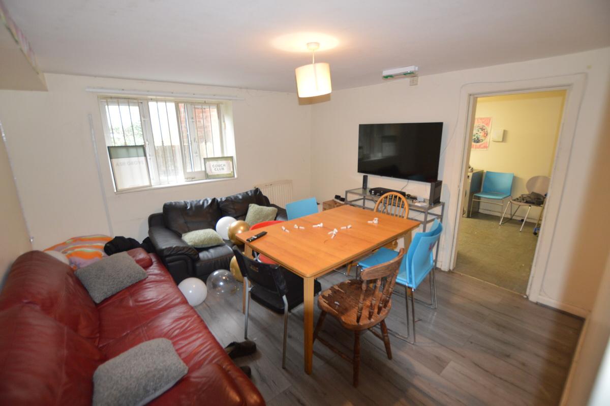8 bedroom house on Ash Grove, Hyde Park, Leeds
