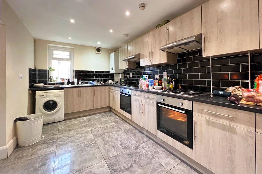 8 bedroom house on Hyde Park Road, Hyde Park, Leeds
