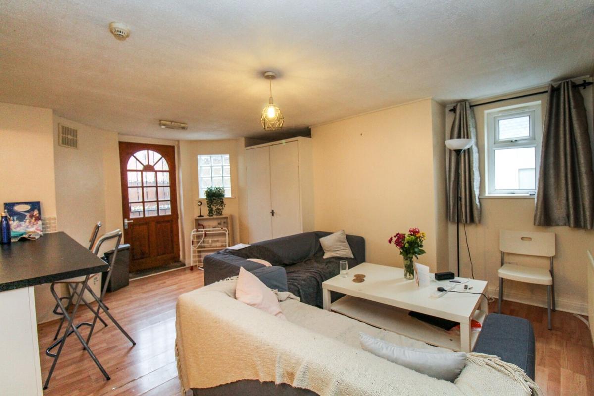 5 bedroom house for rent Cliffe Road, Leeds, LS6 2ET UniHomes