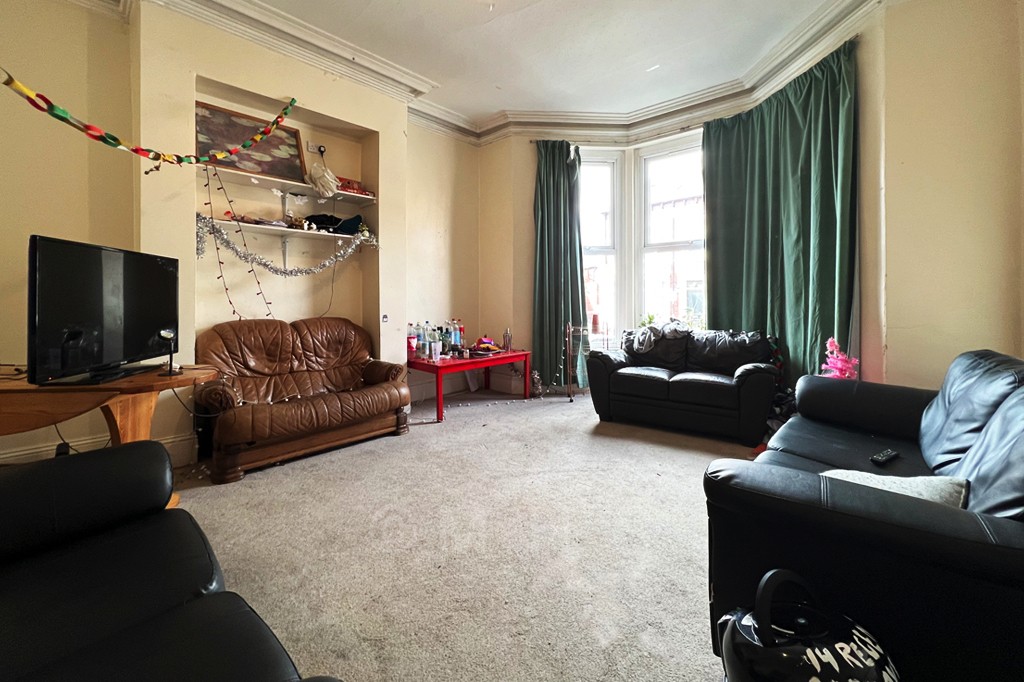 8 bedroom house on Regent Park Avenue, Hyde Park, Leeds