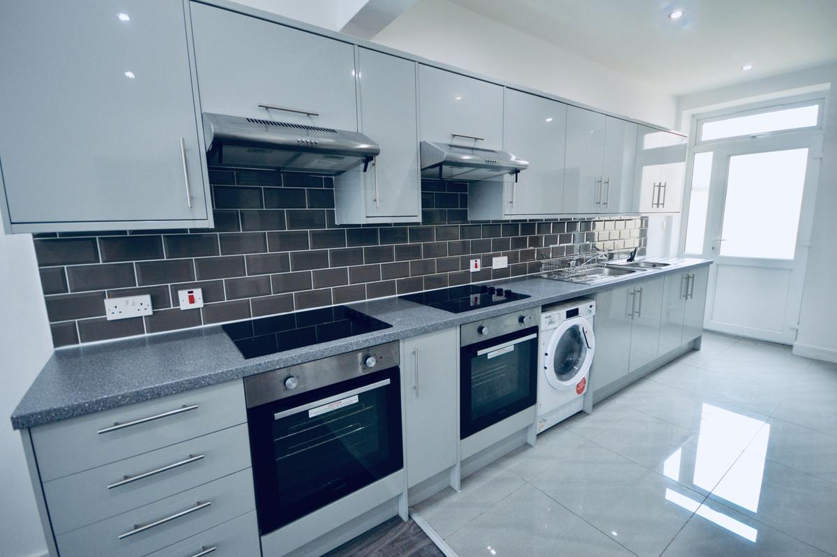 8 Bedroom House For Rent Egerton Road Liverpool L15 2HW UniHomes 8-bedroom-house-for-rent-egerton-road-liverpool-l15-2hw-unihomes