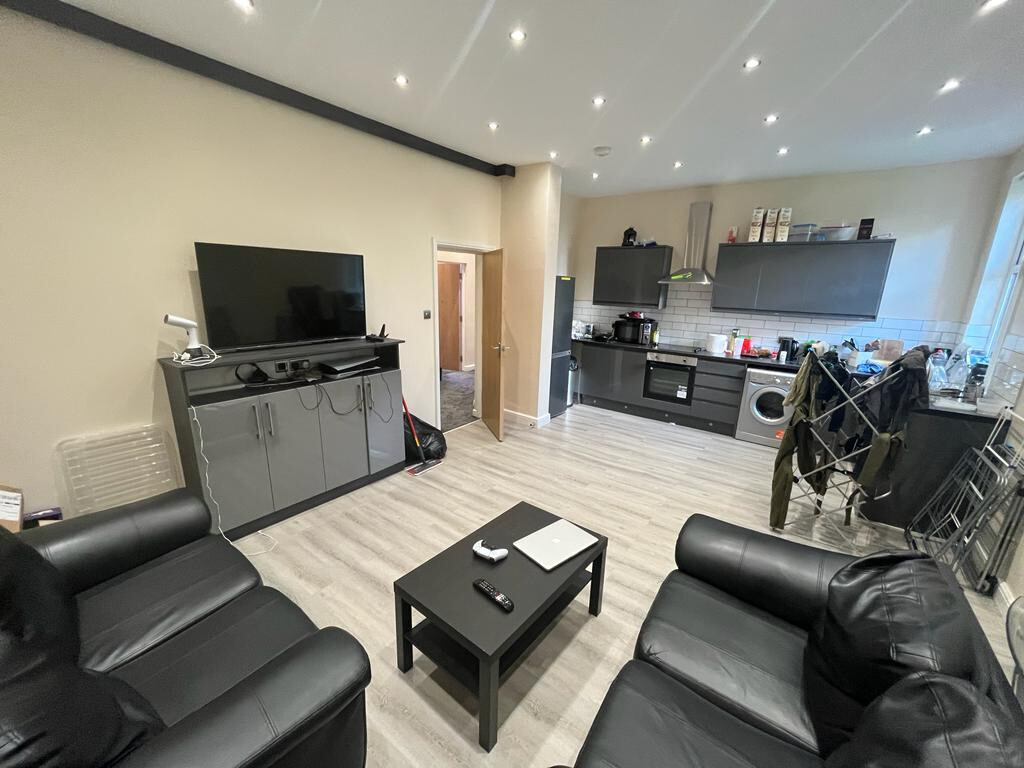 3 bedroom apartment for rent Cliffe Road, Leeds, LS6 2EZ UniHomes