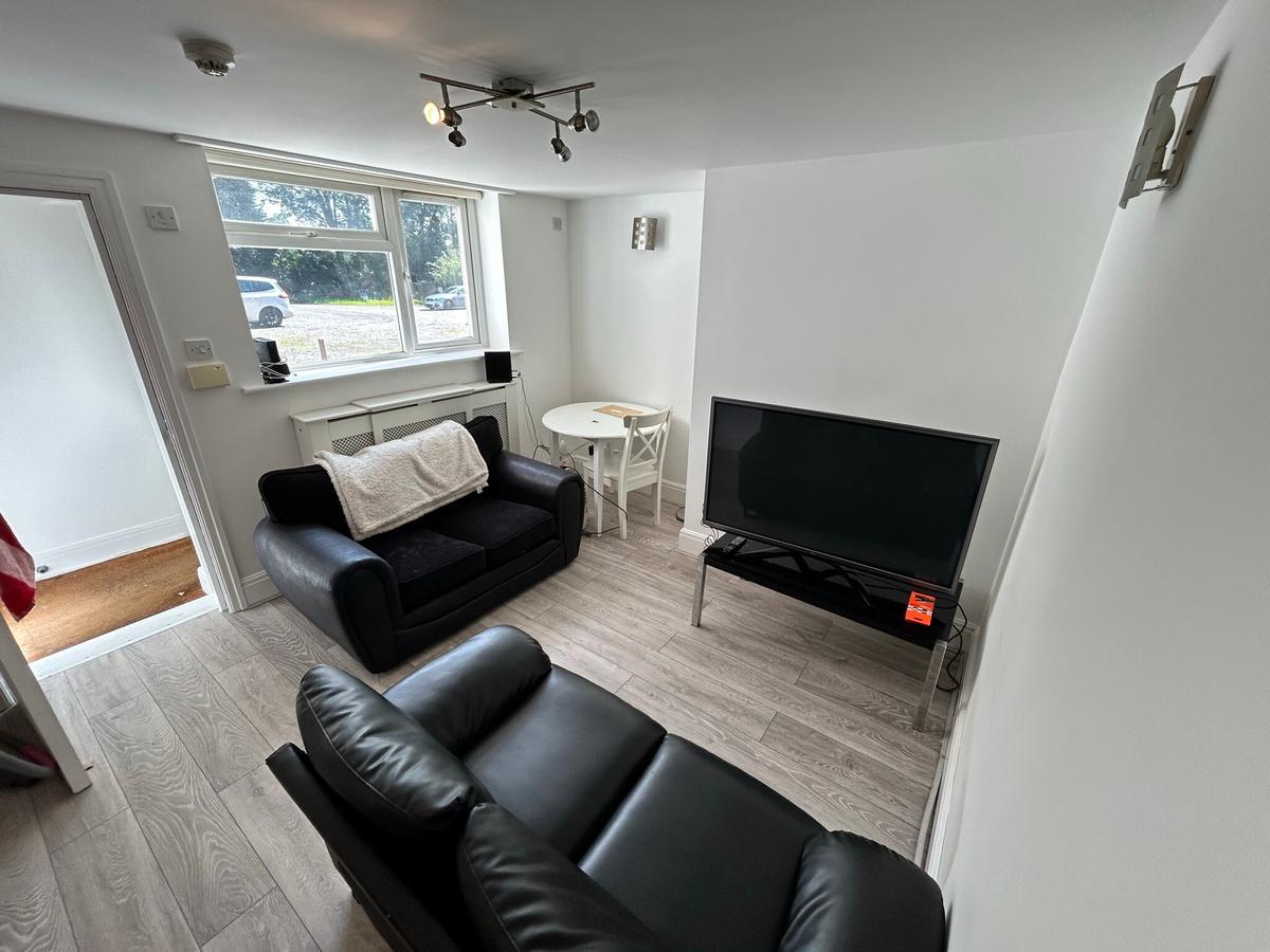 3 bedroom apartment for rent Otley Road, Leeds, LS16 5JX UniHomes