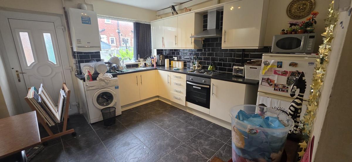 2 bedroom house on Park View Avenue, Hyde Park, Leeds