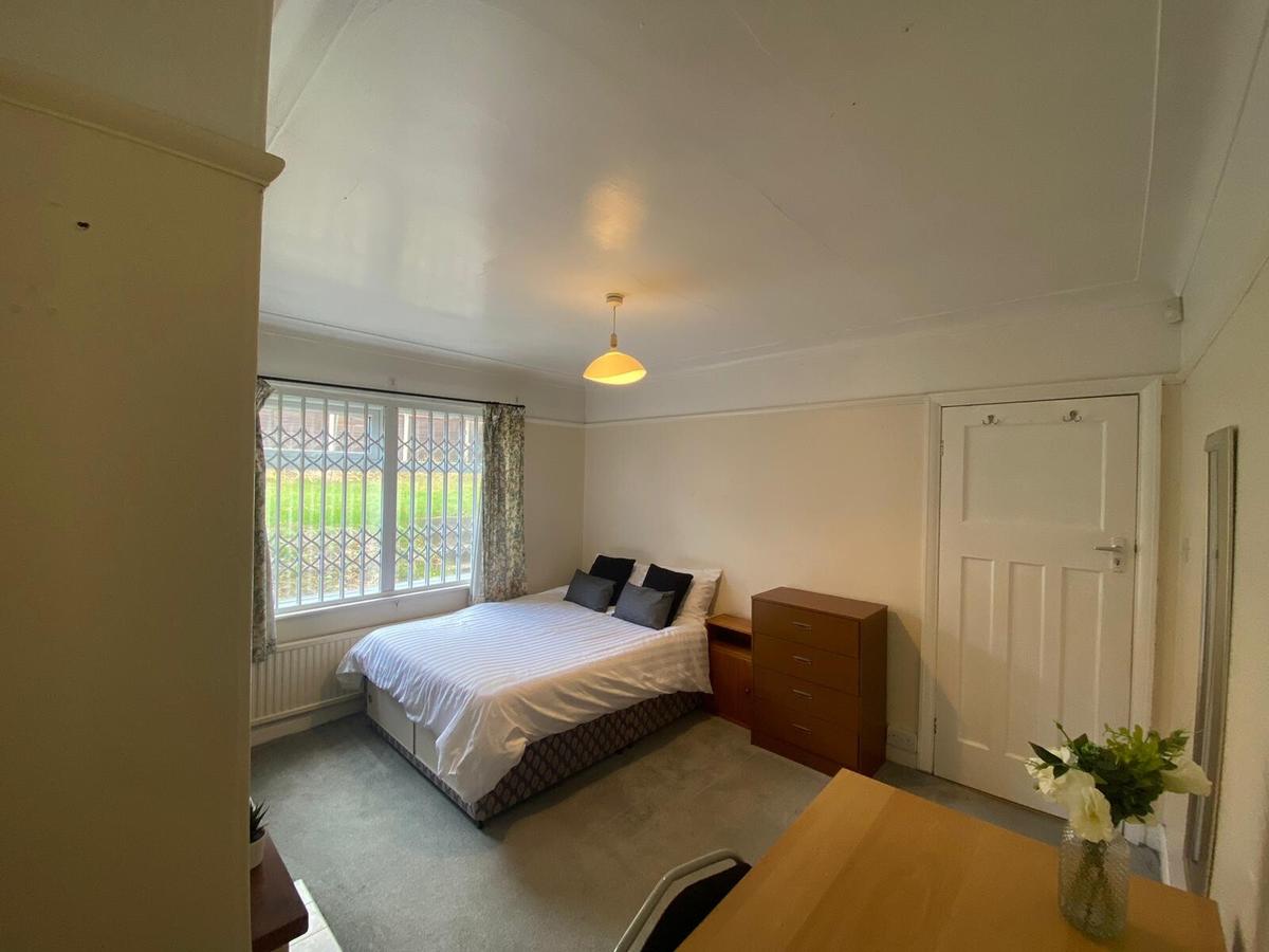 3 bedroom house for rent Derwentwater Grove, Leeds, LS6 3EN UniHomes