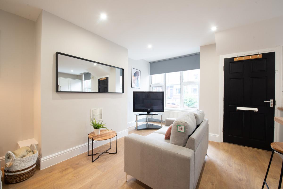 4 bedroom house for rent Beechwood View, Leeds, LS4 2LP UniHomes