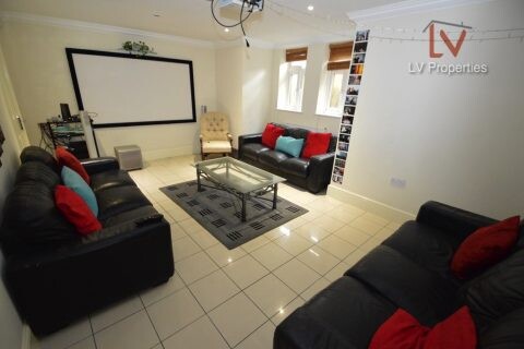 6 bedroom house on Burchett Grove, Woodhouse, Leeds