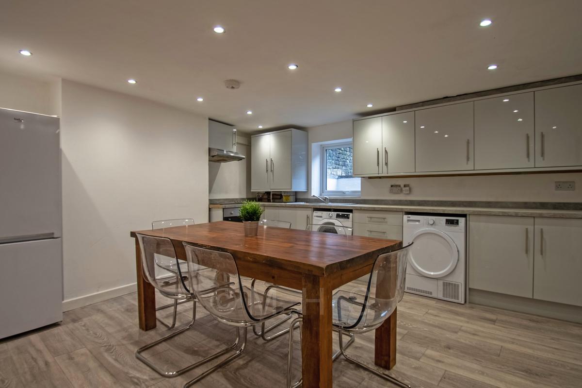 6 bedroom house on Winfield Grove, Woodhouse, Leeds