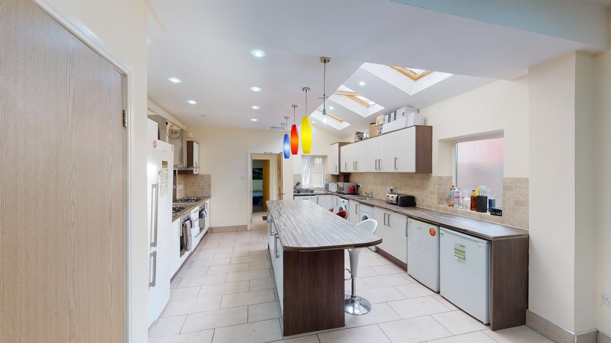 9 bedroom house on Raddlebarn Road, Selly Oak, Birmingham