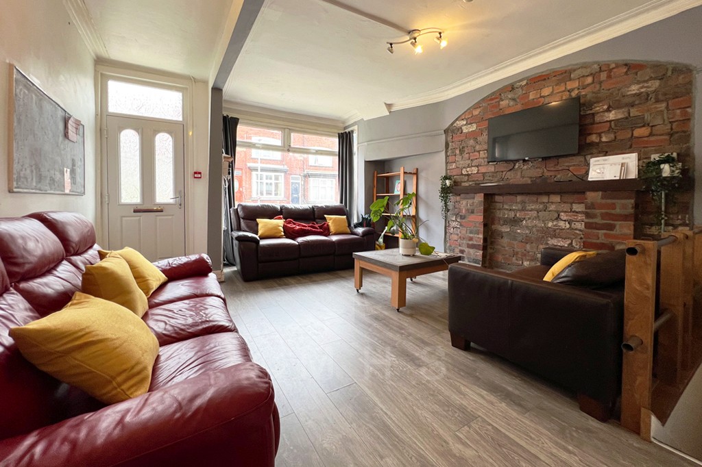 8 bedroom house on Manor Drive, Hyde Park, Leeds