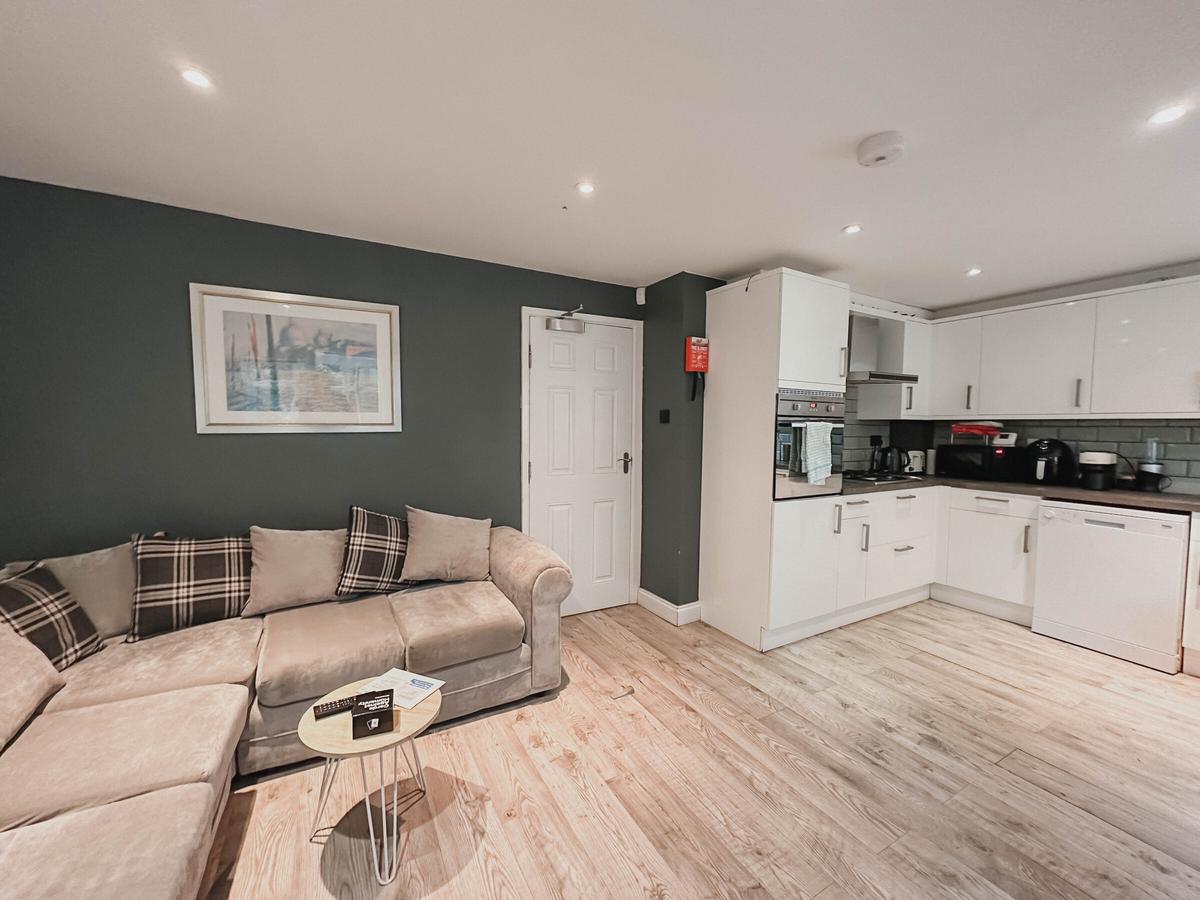 6 bedroom house for rent Entry Hill Park, Bath, BA2 5LU UniHomes