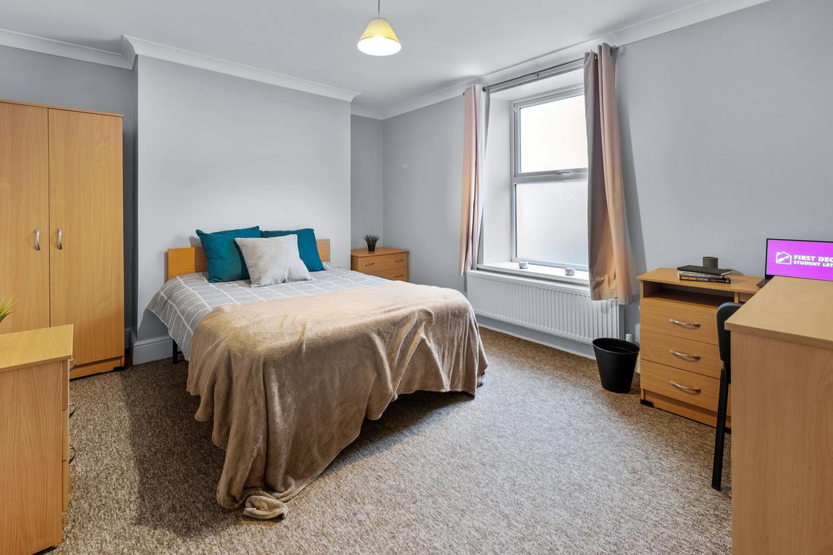 8 bedroom house on King Edwards Road, Brynmill, Swansea