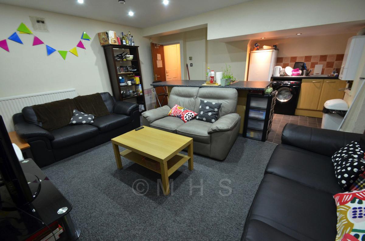 7 bedroom house on Buckingham Mount, Hyde Park, Leeds
