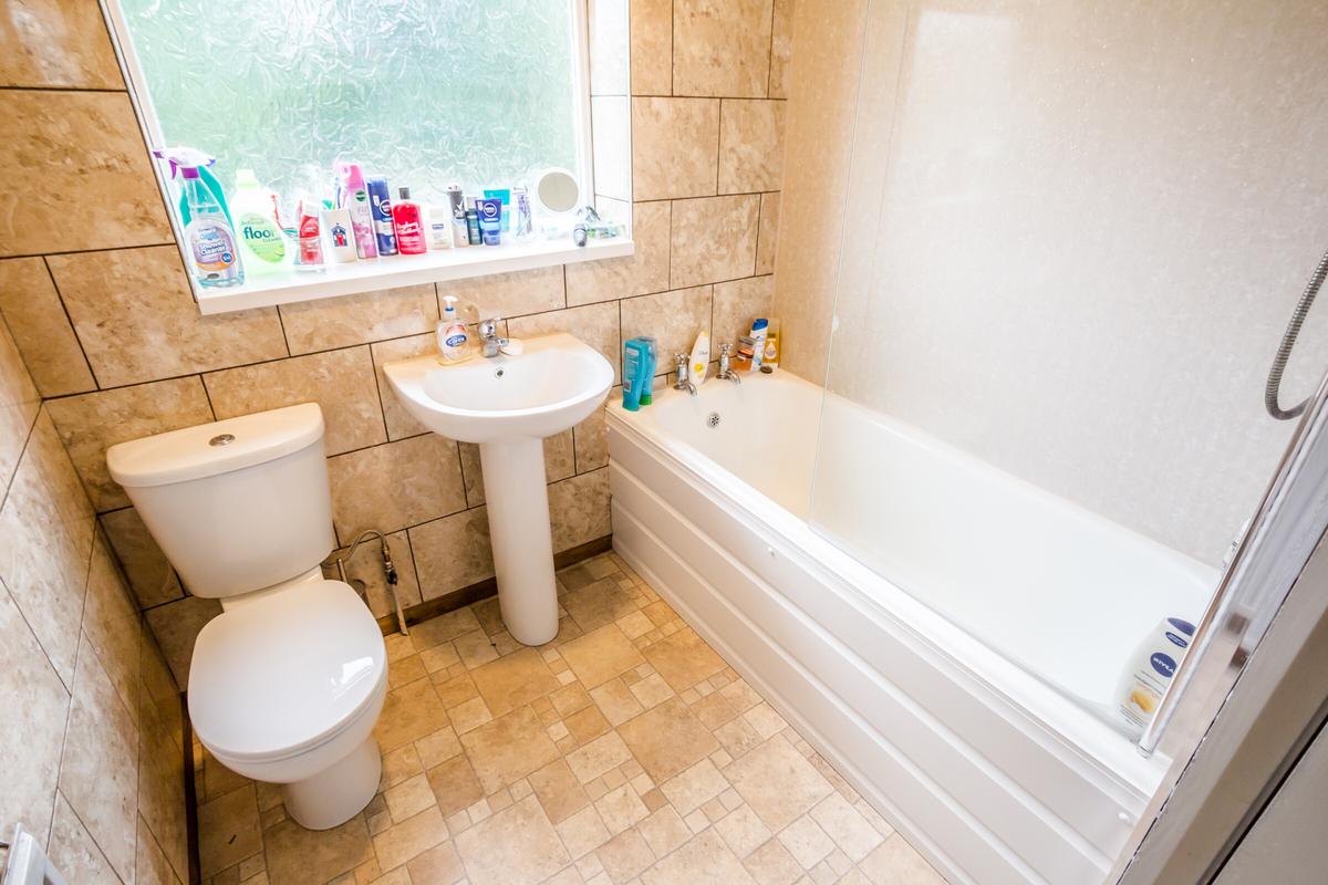 4 bedroom house for rent Springwood Hall Gardens, Huddersfield, HD1 4HA UniHomes