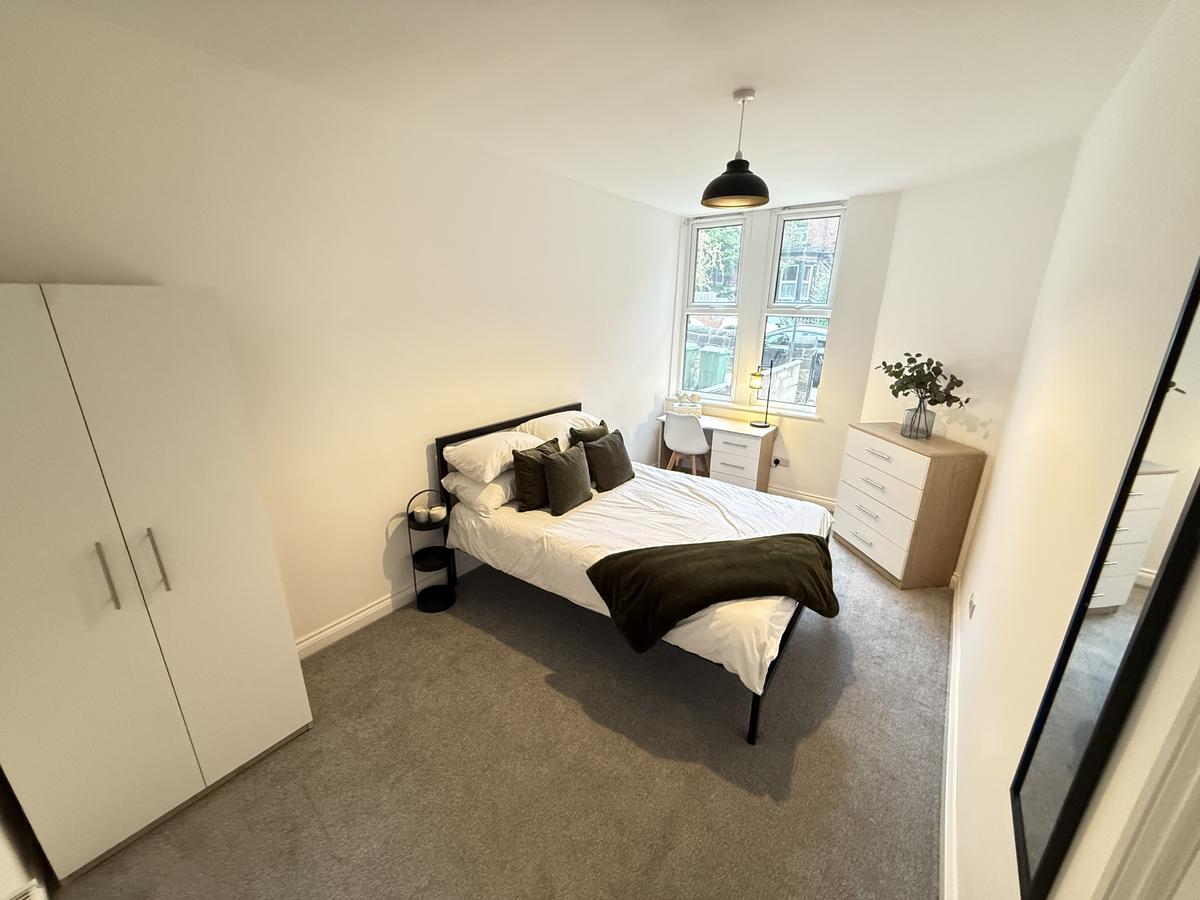 8 bedroom house on Kirkstall Lane, Headingley, Leeds