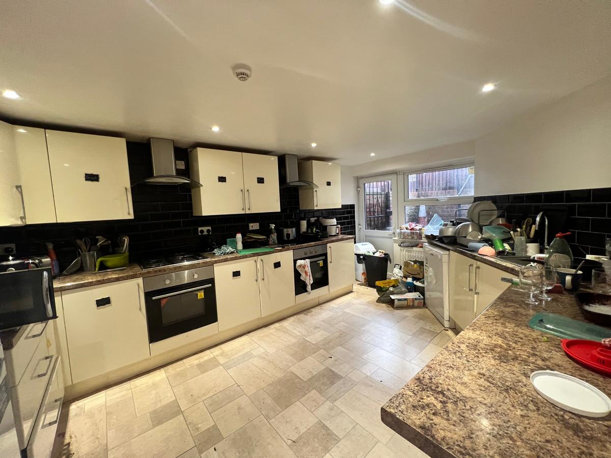9 bedroom house on Estcourt Avenue, Headingley, Leeds