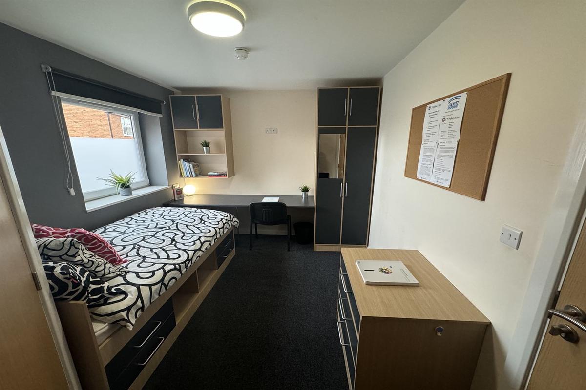 6 bedroom apartment on Middle Street, Beeston, Nottingham