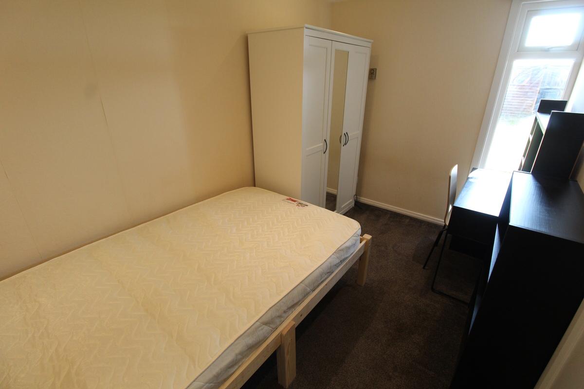 4 bedroom house for rent Rye Close, Surrey, GU2 8JA UniHomes