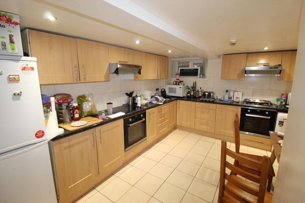 8 bedroom house on St. Michaels Villas, Headingley, Leeds