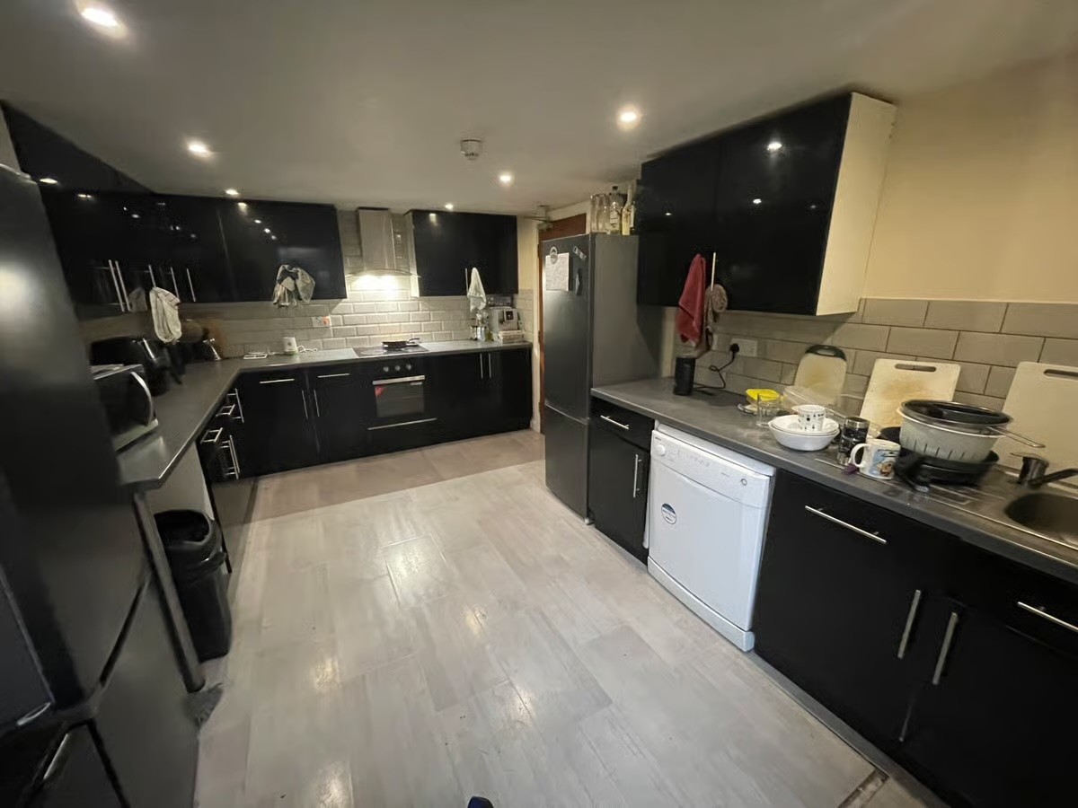 14 bedroom house on Headingley Avenue, Headingley, Leeds