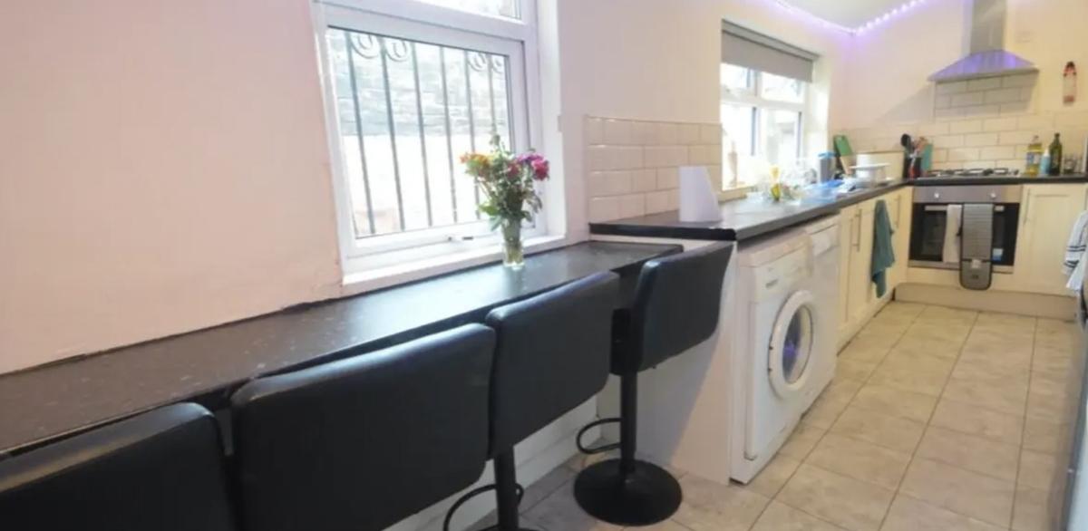 5 bedroom house on Brudenell Mount, Hyde Park, Leeds