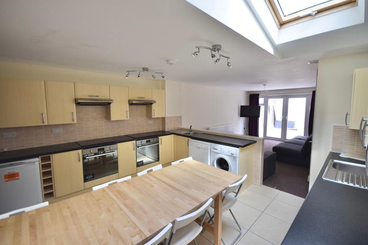 8 bedroom house on Woodville Road, Cathays, Cardiff