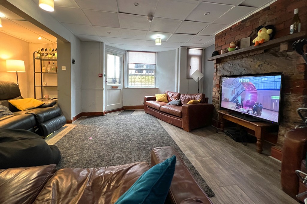 8 bedroom house on Ebberston Terrace, Hyde Park, Leeds