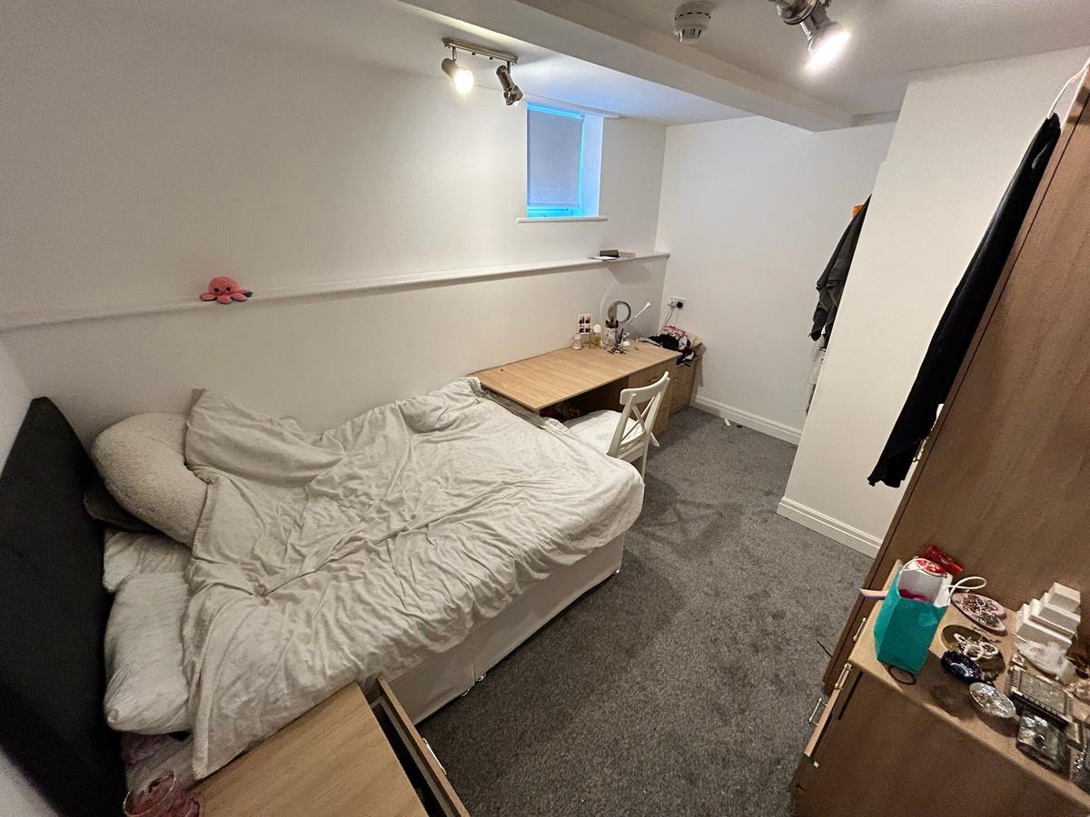 3 bedroom apartment for rent Otley Road, Leeds, LS16 5JX UniHomes