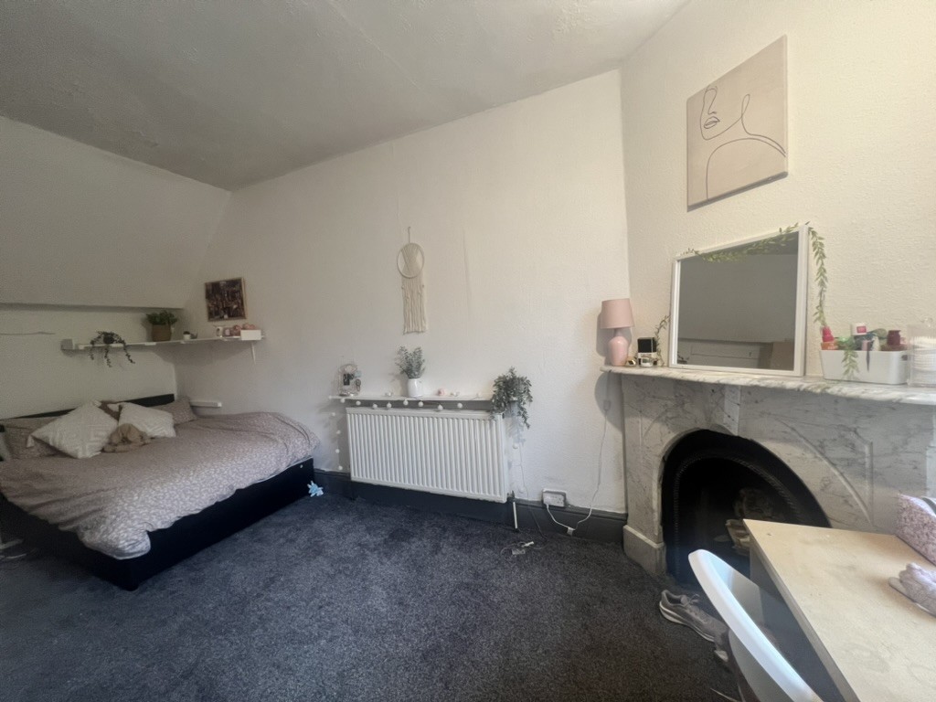 12 bedroom house on Grosvenor Road, Hyde Park, Leeds