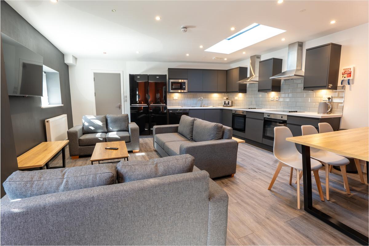 6 bedroom house on Western Street, Sandfields, Swansea