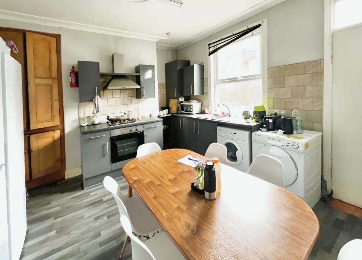 6 bedroom house for rent Stanmore Place Leeds, LS4 2RR UniHomes