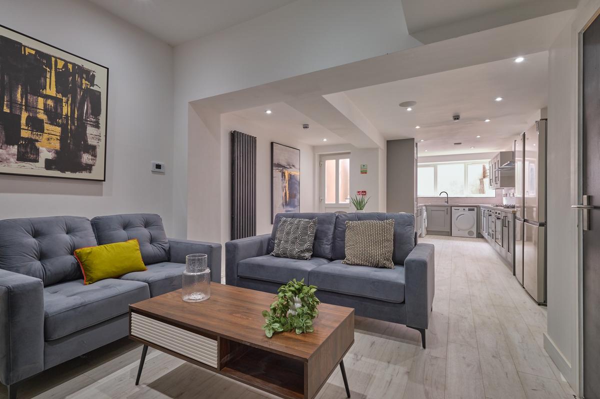 6 bedroom house on Western Street, Sandfields, Swansea