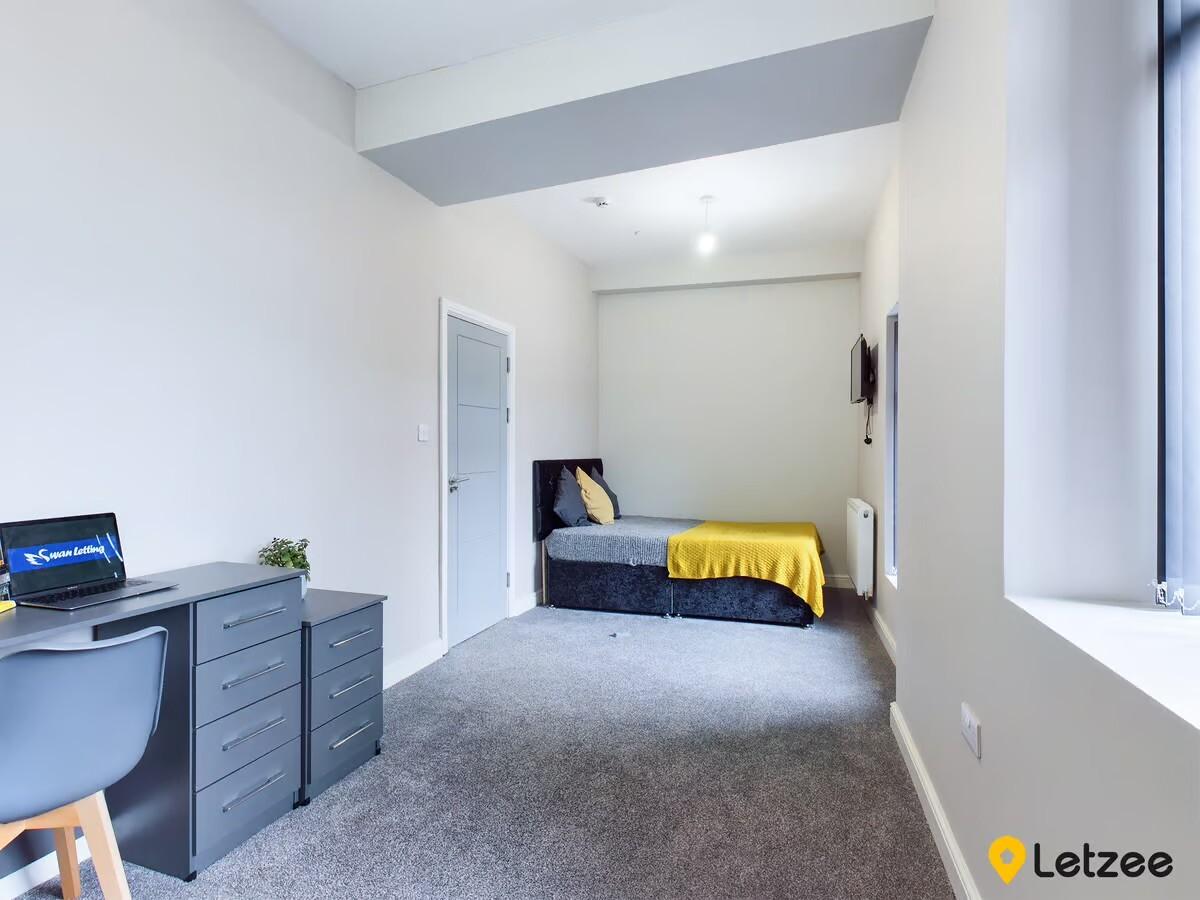 3 bedroom house on King Edward's Road, Brynmill, Swansea