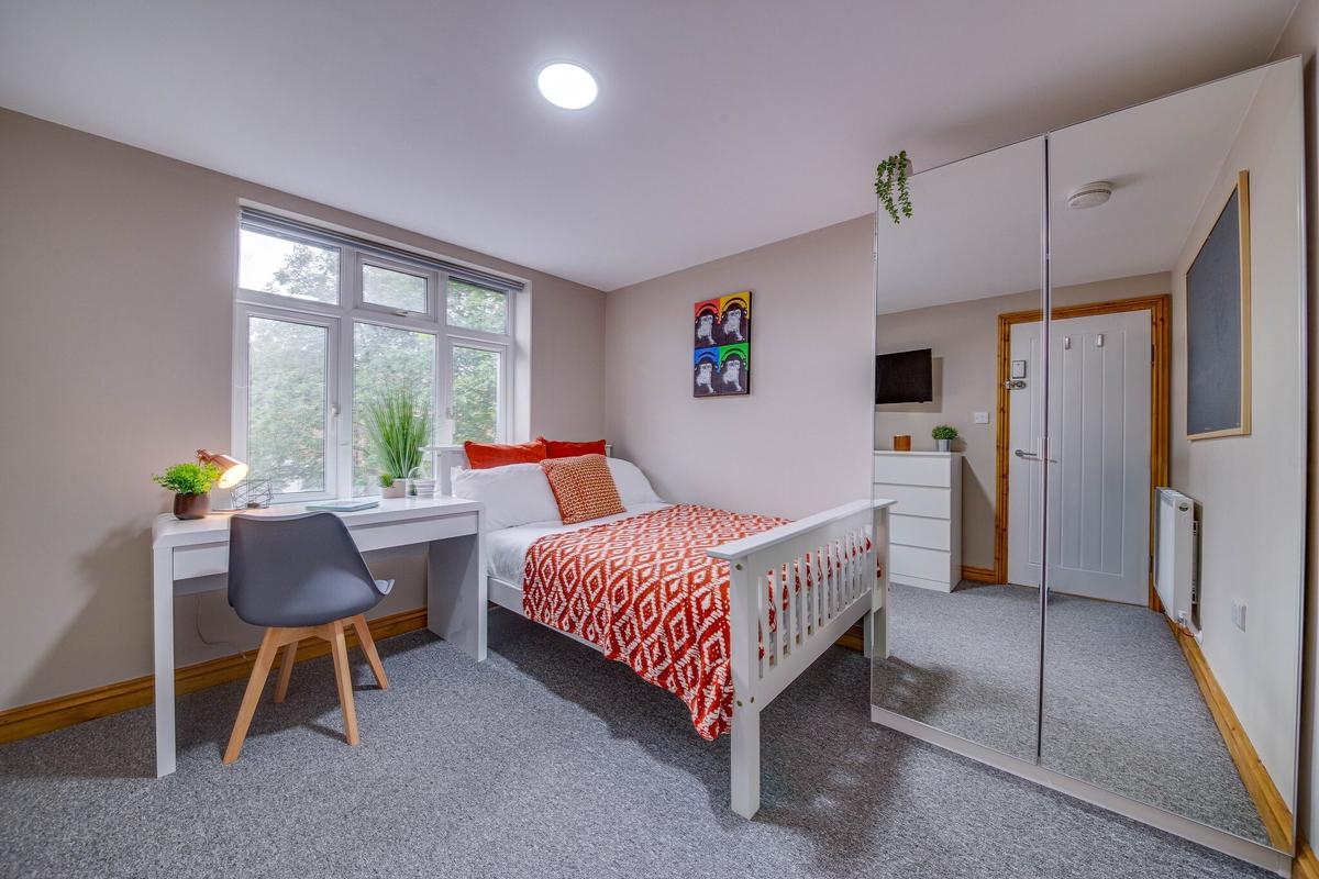 6 bedroom house on Ednaston Road, Dunkirk, Nottingham