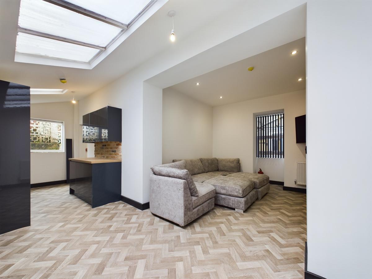 9 bedroom house on Bryn Road, Brynmill, Swansea