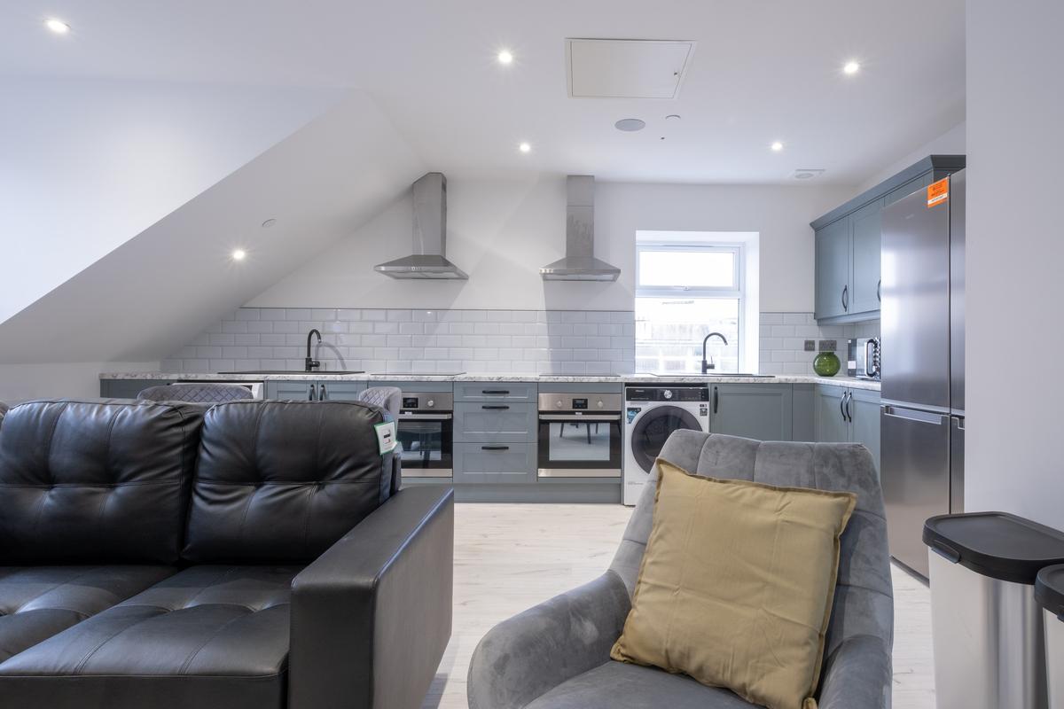 5 bedroom house on De La Beche Street, City Centre, Swansea