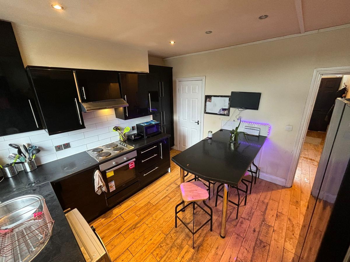 6 bedroom house for rent Graham Grove, Leeds, LS4 2NF UniHomes