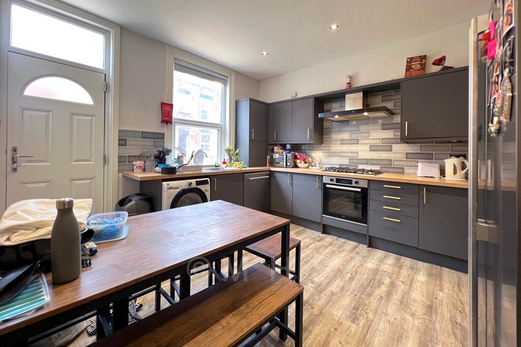 6 bedroom house on Burchett Terrace, Woodhouse, Leeds