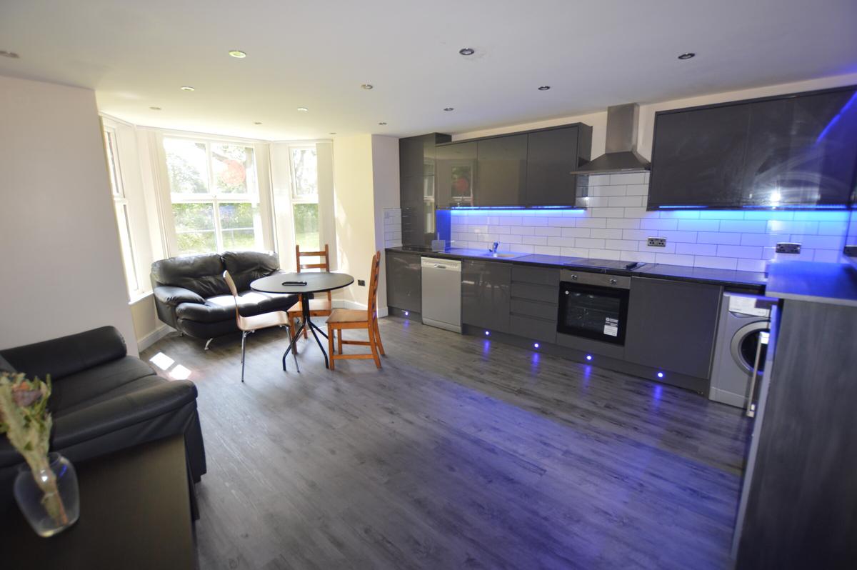 3 bedroom apartment on Cliff Road, Woodhouse, Leeds