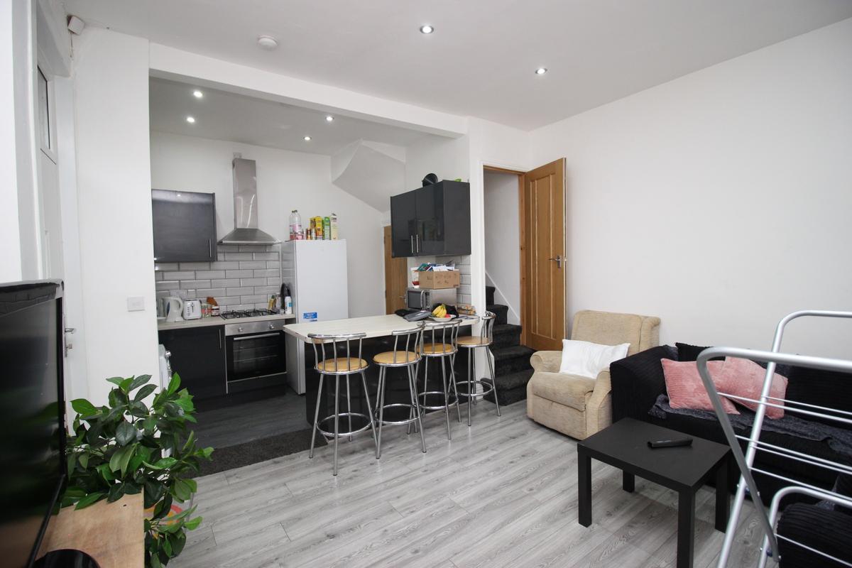 4 bedroom house on Elizabeth Street, Hyde Park, Leeds