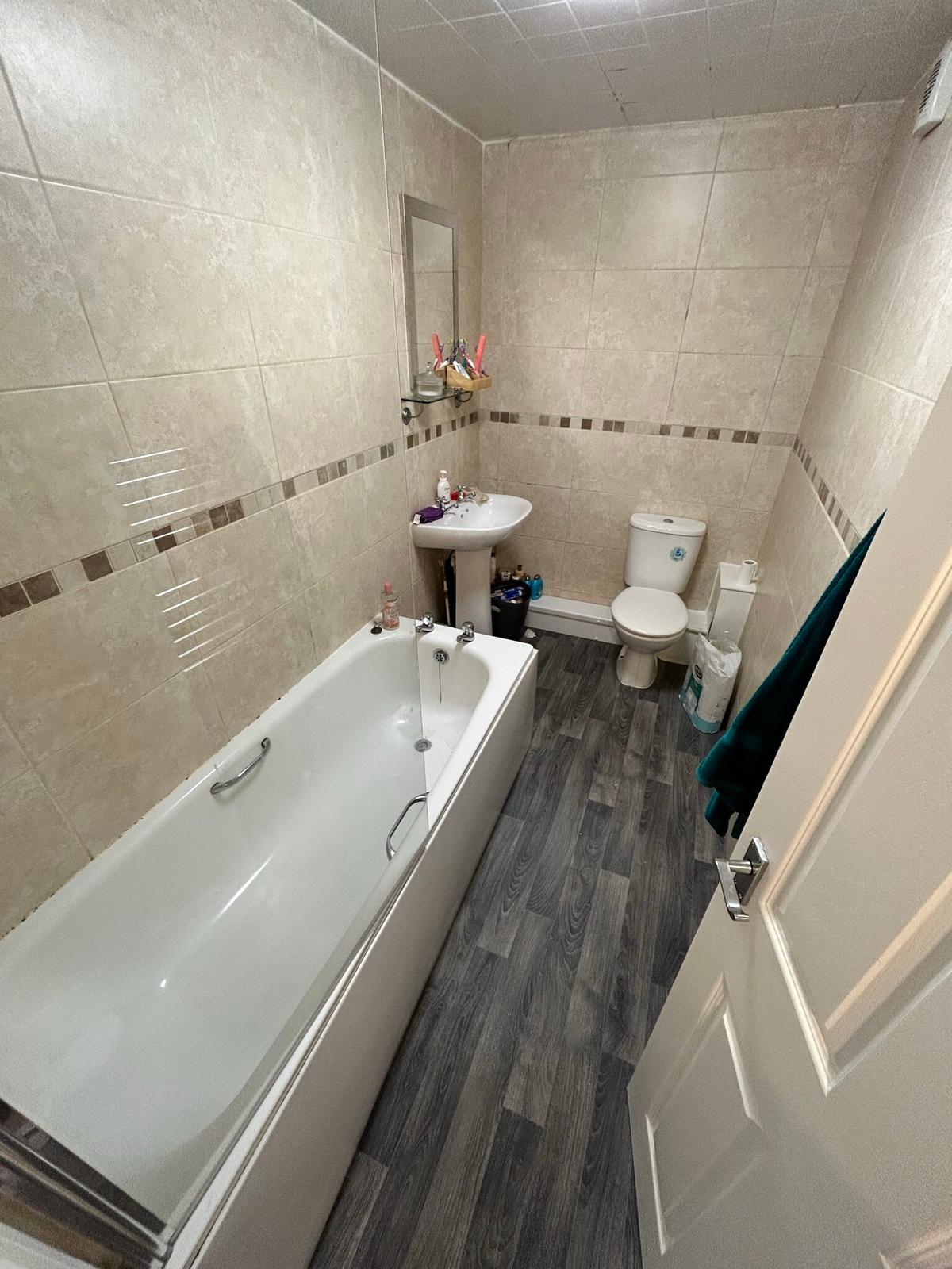 3 bedroom apartment for rent Otley Road, Leeds, LS16 5JX UniHomes