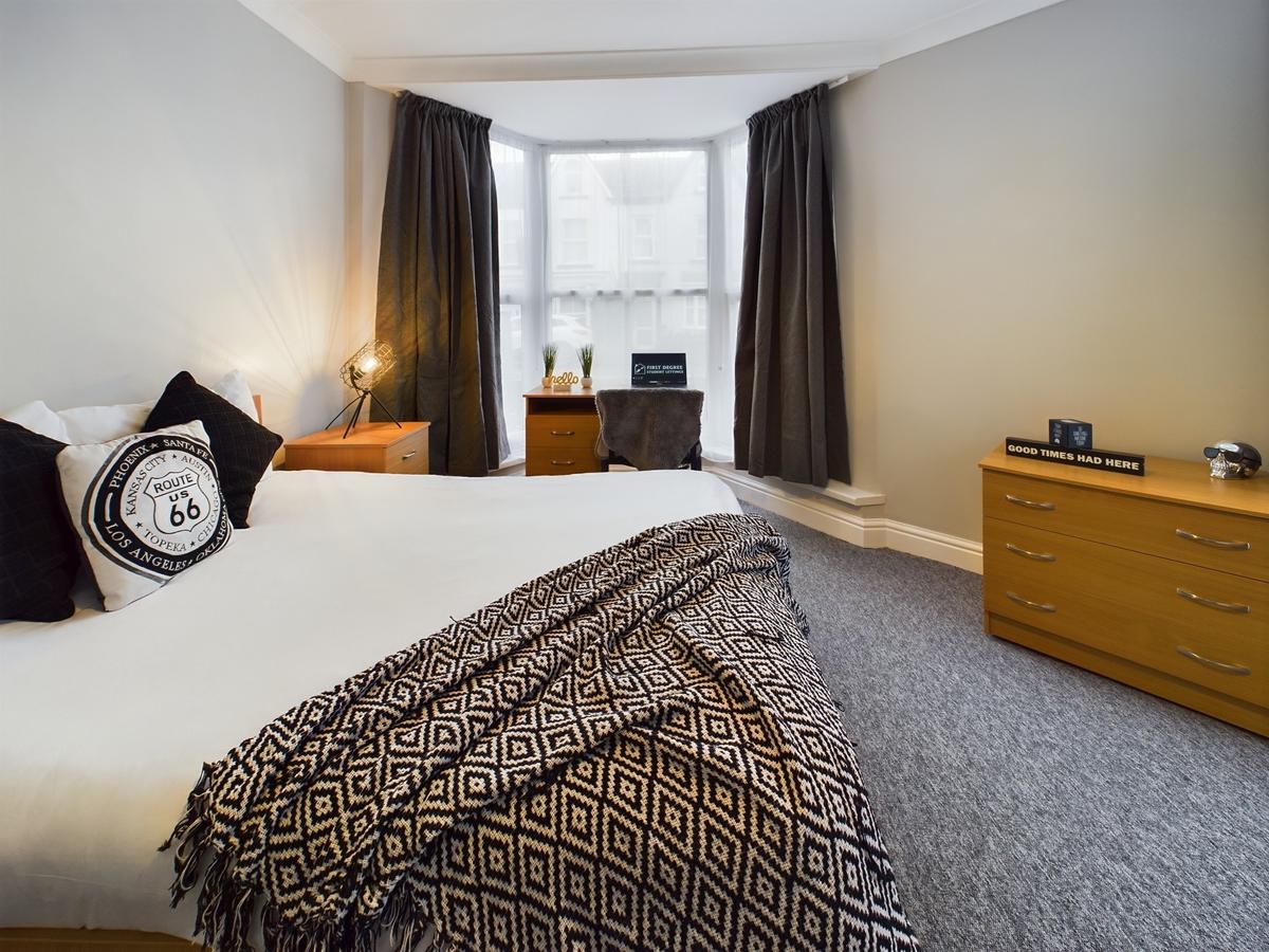 6 bedroom house on St. Helens Avenue, Uplands, Swansea