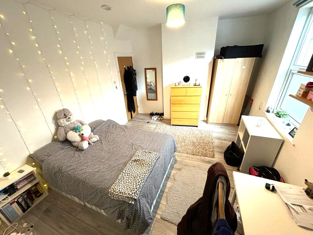 6 bedroom house on Winfield Grove, Woodhouse, Leeds