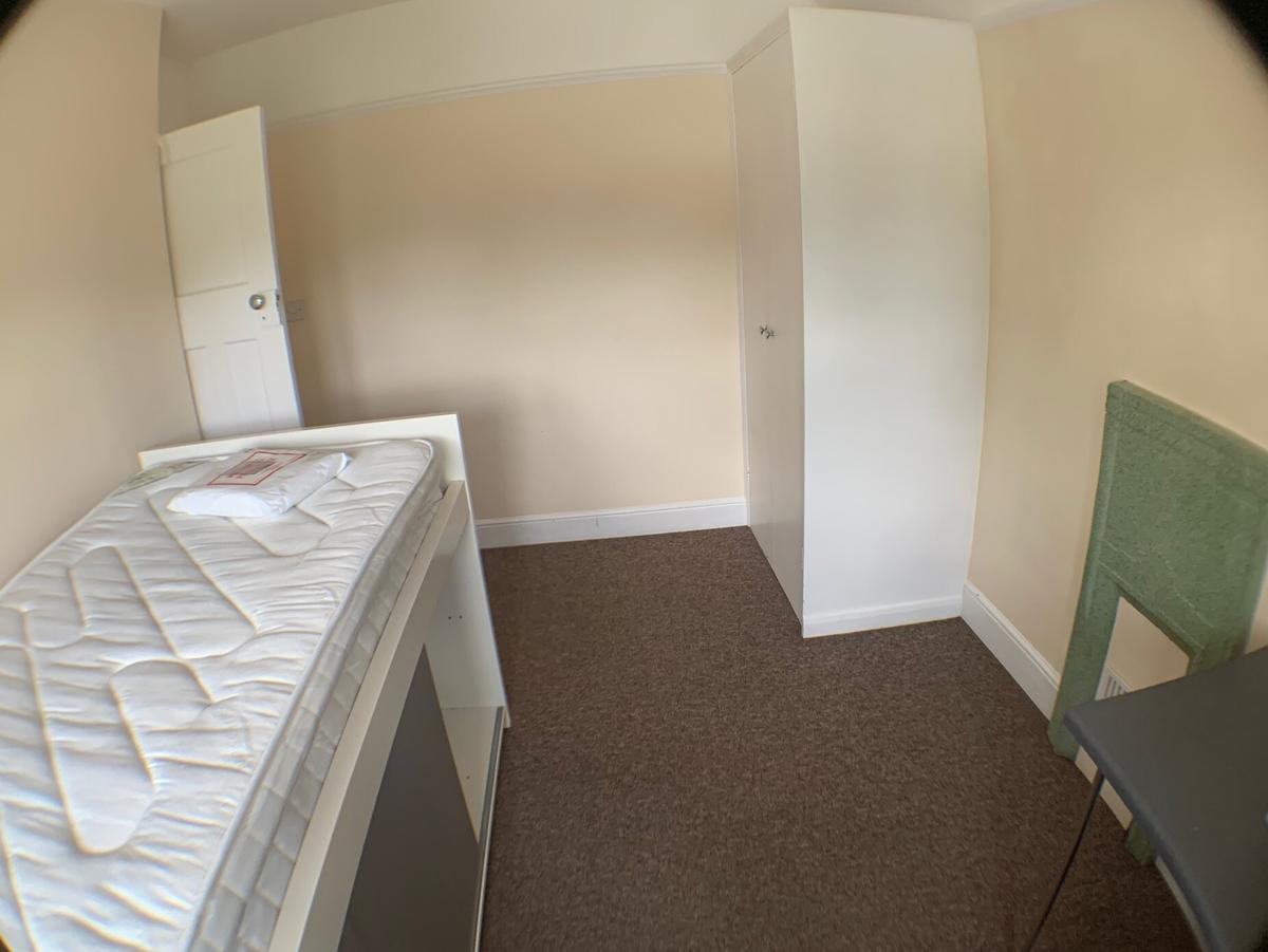 6 bedroom house for rent Ardmore Avenue, Surrey, GU2 9NJ UniHomes