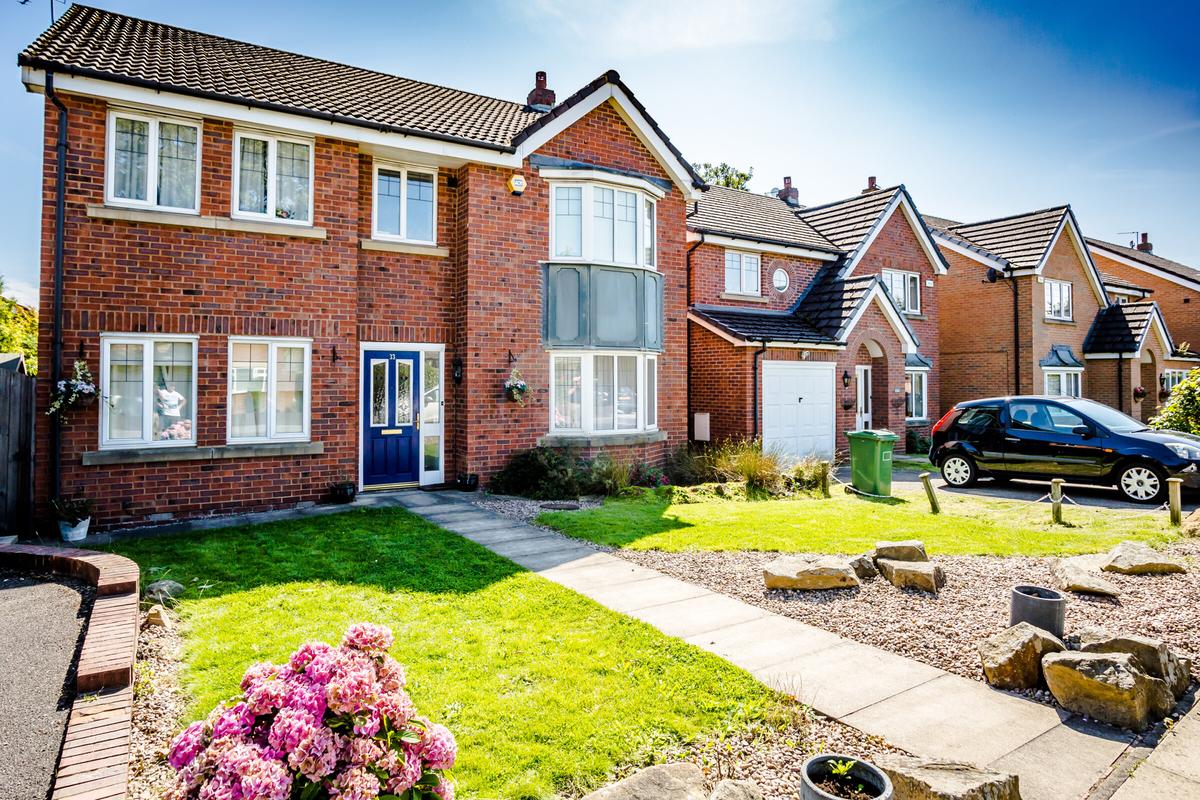5 bedroom house on Springwood Hall Gardens, Springwood, Huddersfield