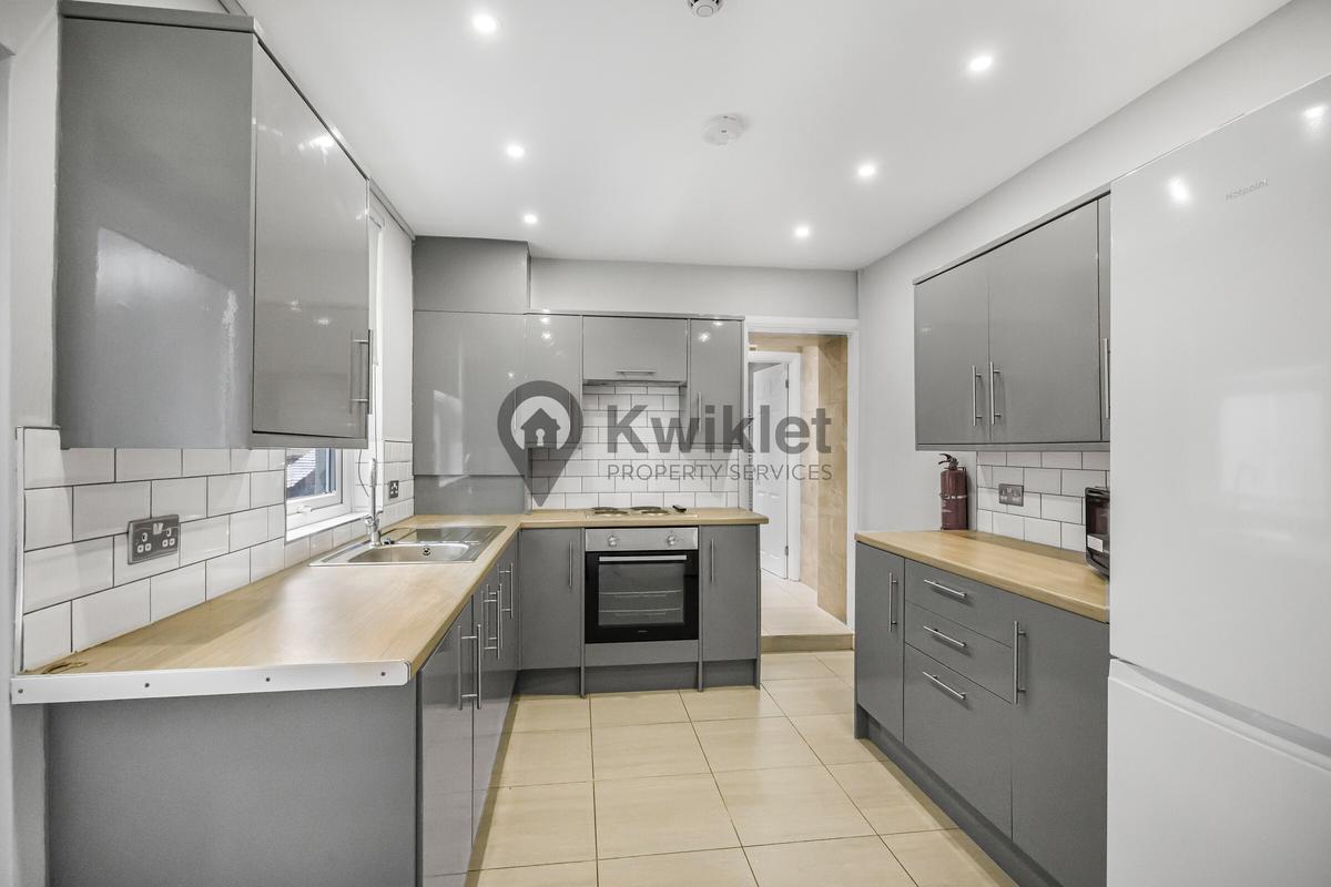 5 bedroom house on Wood Road, Treforest, Pontypridd